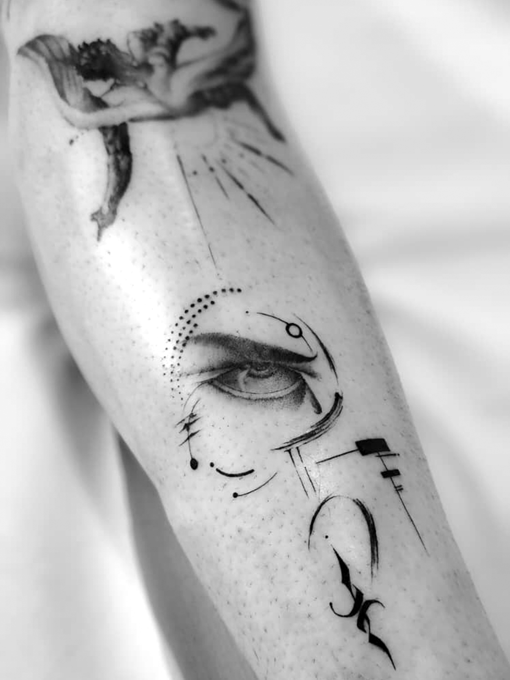 Tatuaggio figurativo in bianco e nero ispirato a Icaro.