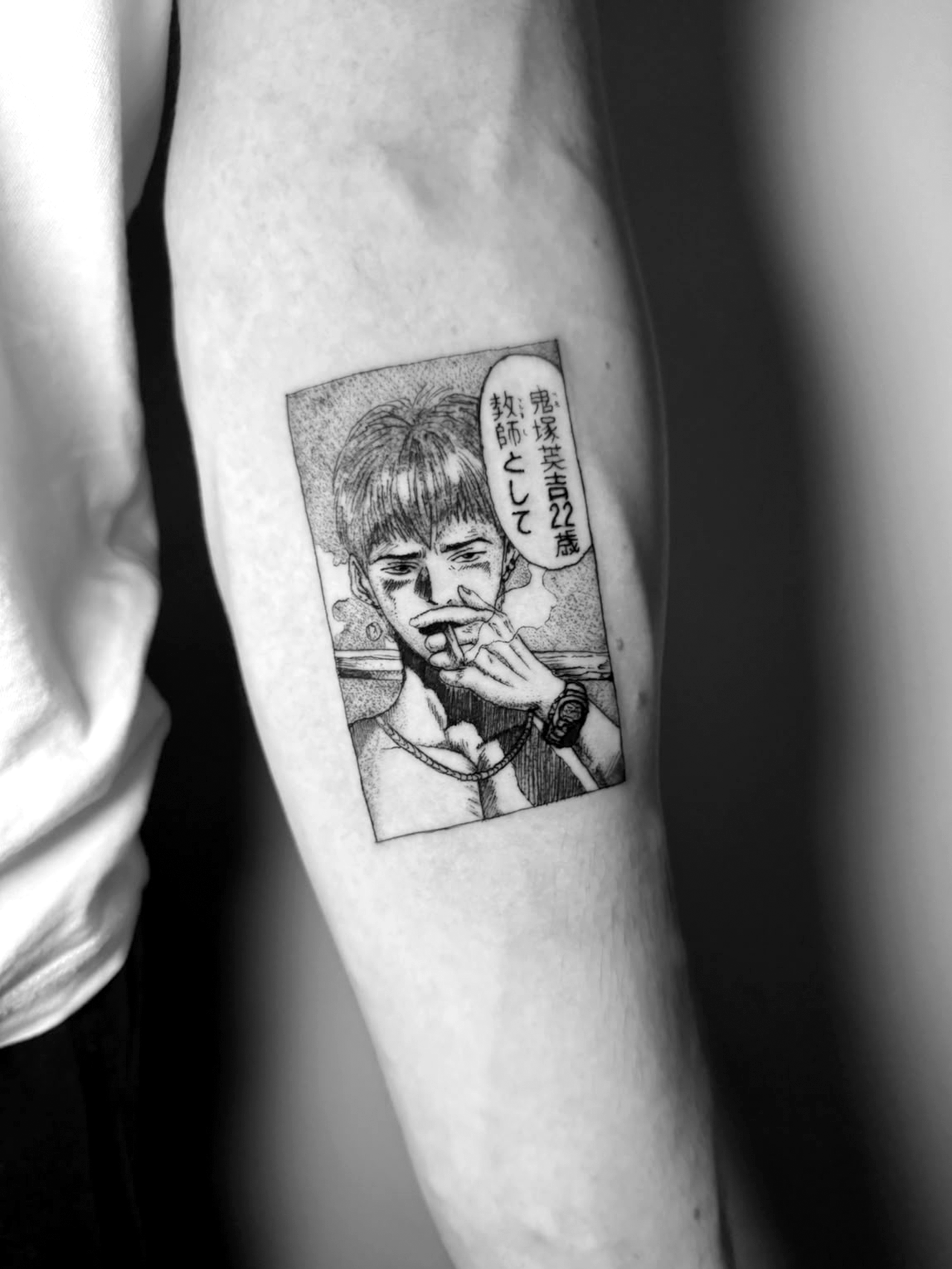 Tatuaggio manga in bianco e nero racchiuso in una vignetta.