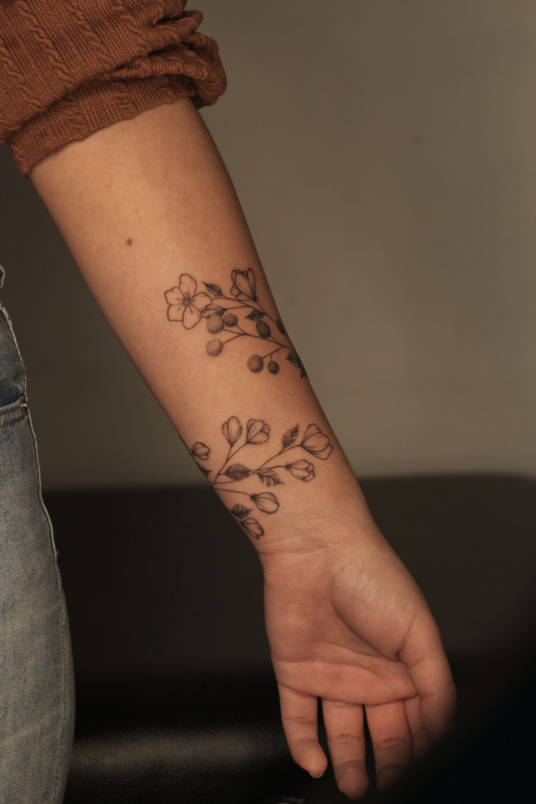 Tatuaggio botanico sull&rsquo;avambraccio. Immagine stock di riferimento.