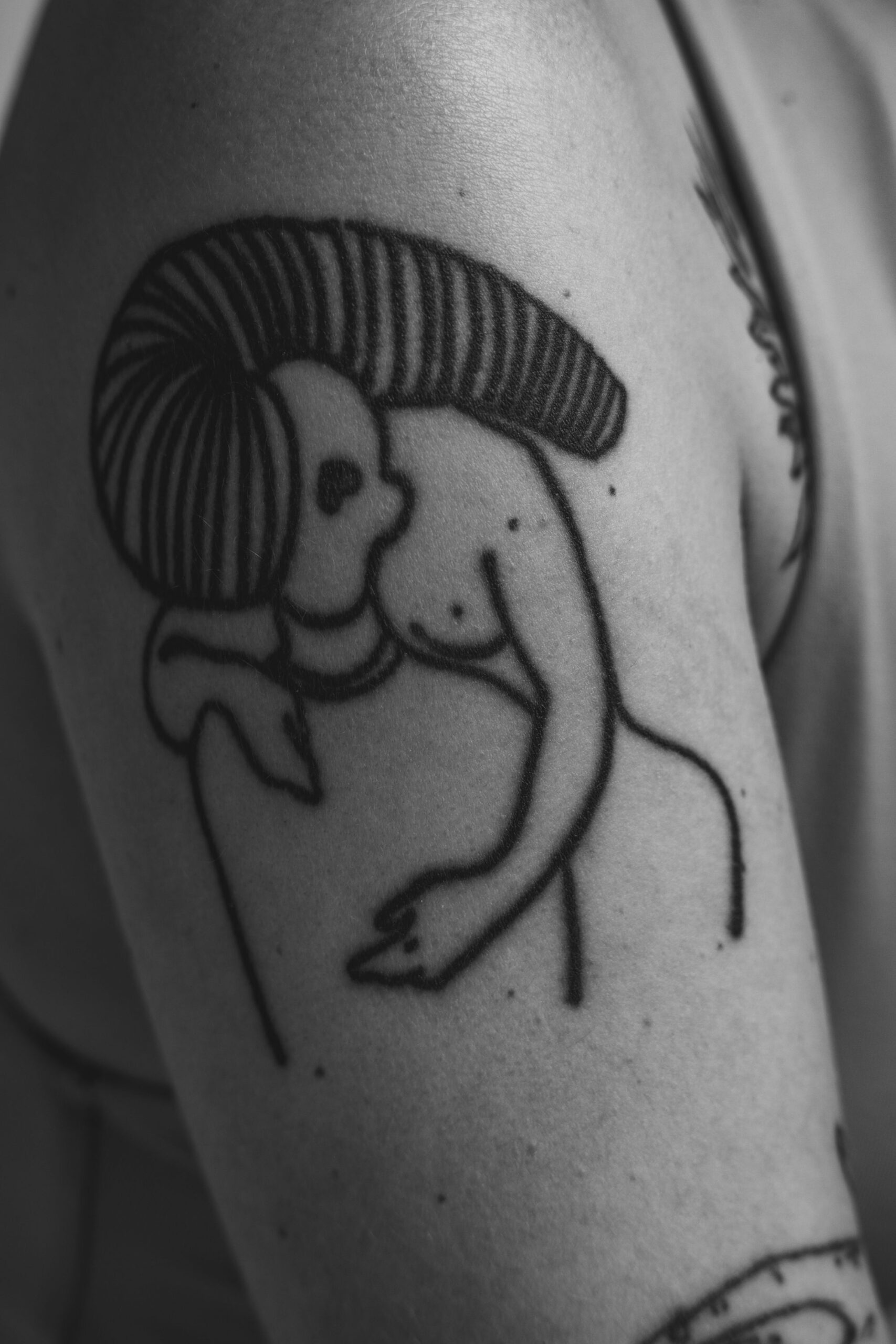 Dettaglio di un tatuaggio nero sulla pelle. Immagine stock di riferimento.