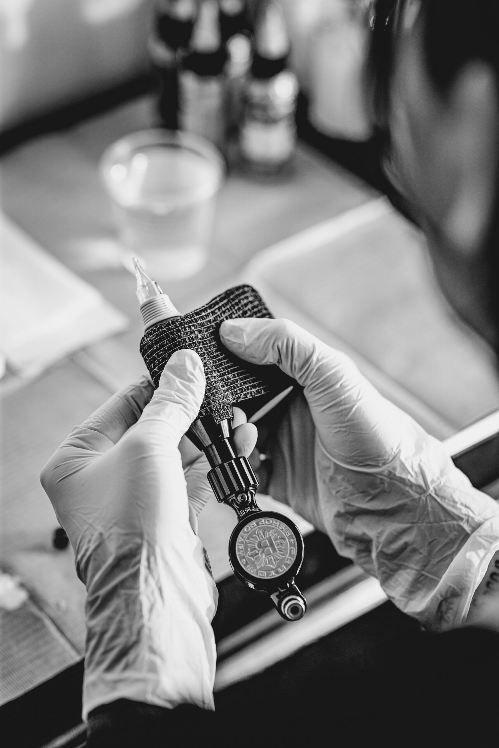 Preparazione di una macchinetta per tatuaggi. Foto di riferimento.